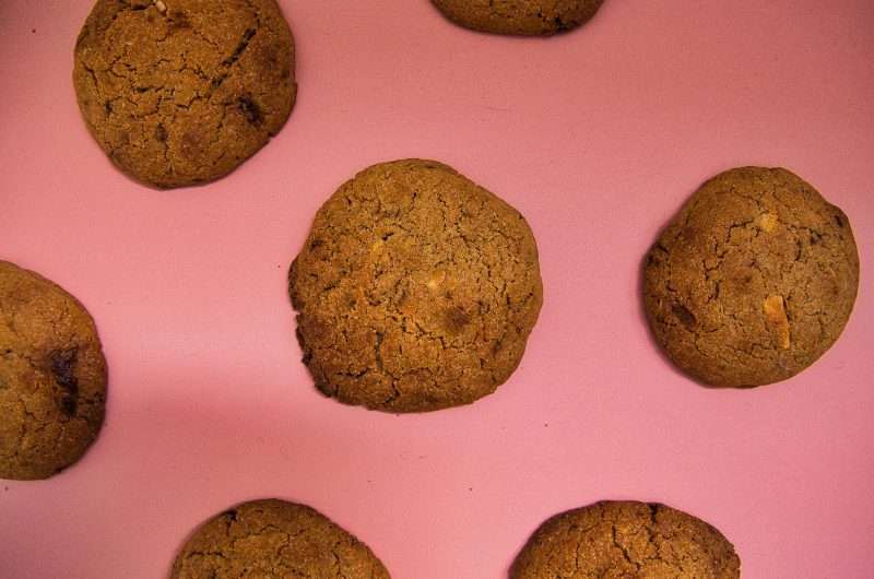Cookies met witte chocolade, kardemom & macadamia's