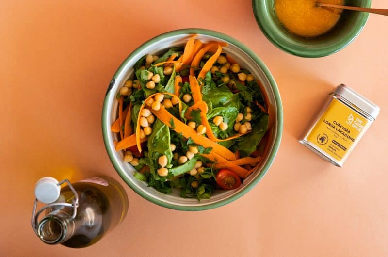 Vullende maaltijdsalade met kurkuma-dressing