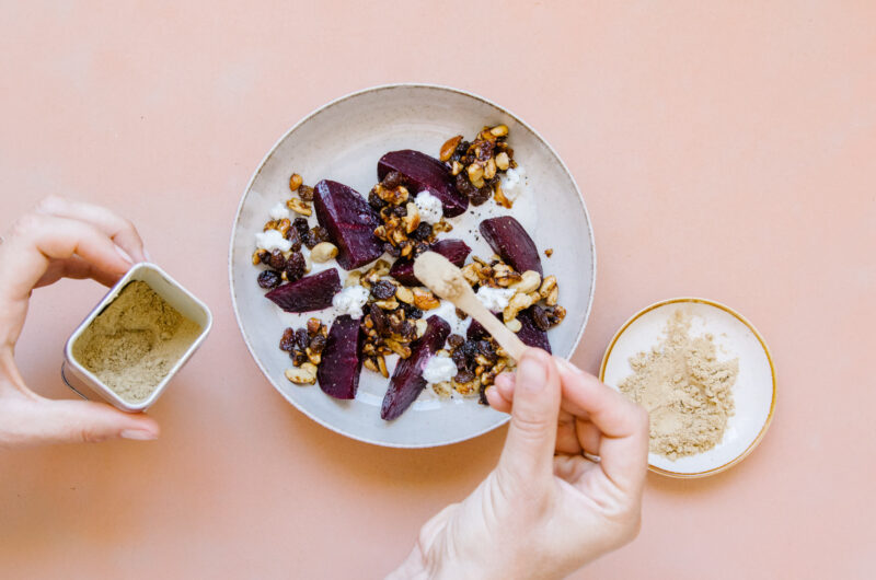 Geroosterde jonge bietjes met een compote van gember, cashew, rozijnen en ricotta