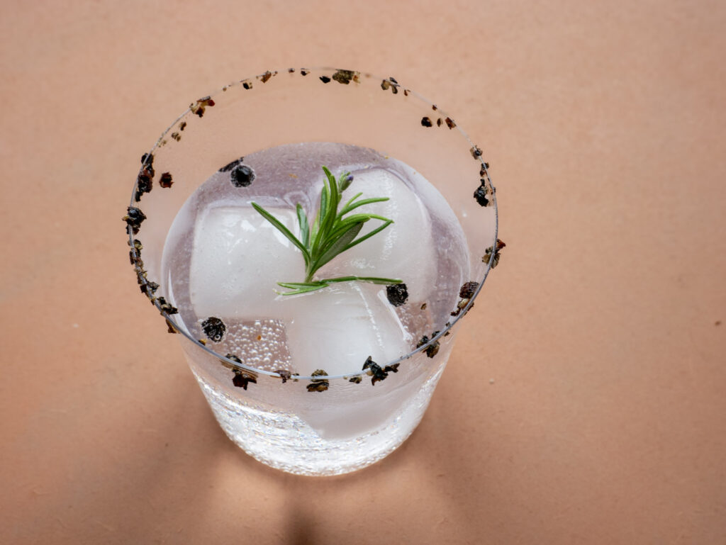 Gin en tonic met zwarte peper