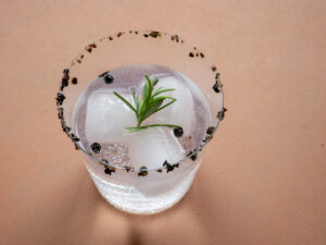 Gin en tonic met zwarte peper