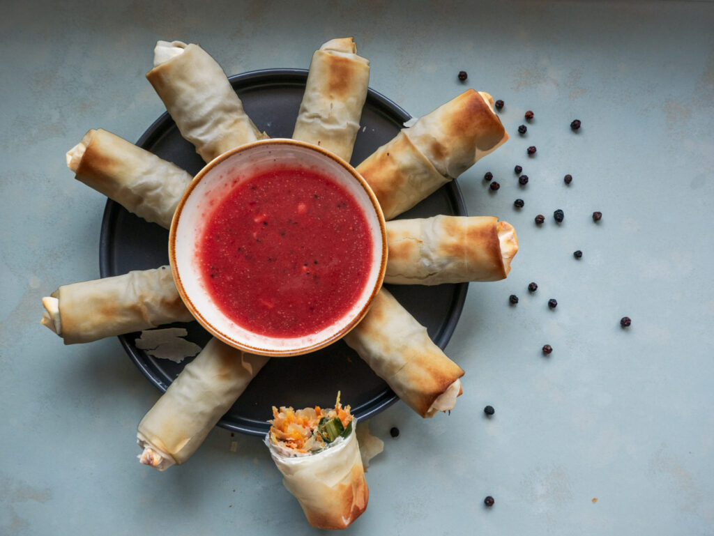 Thaise loempia's met pruimen dipsaus