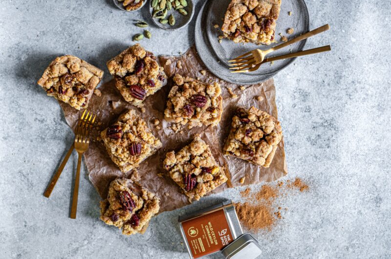 Vegan appel-kruimel taart met kardemom en kaneel