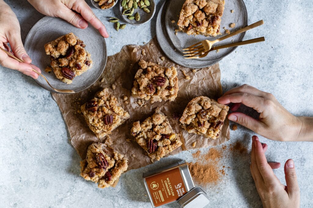 Vegan appel-kruimel taart met kaneel en kardemom