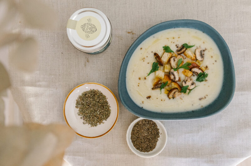 Pastinaaksoep met venkelzaad-croutons en champignons